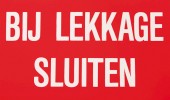 Bij lekkage sluiten sticker