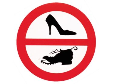 Schoenen verboden, sticker of bord